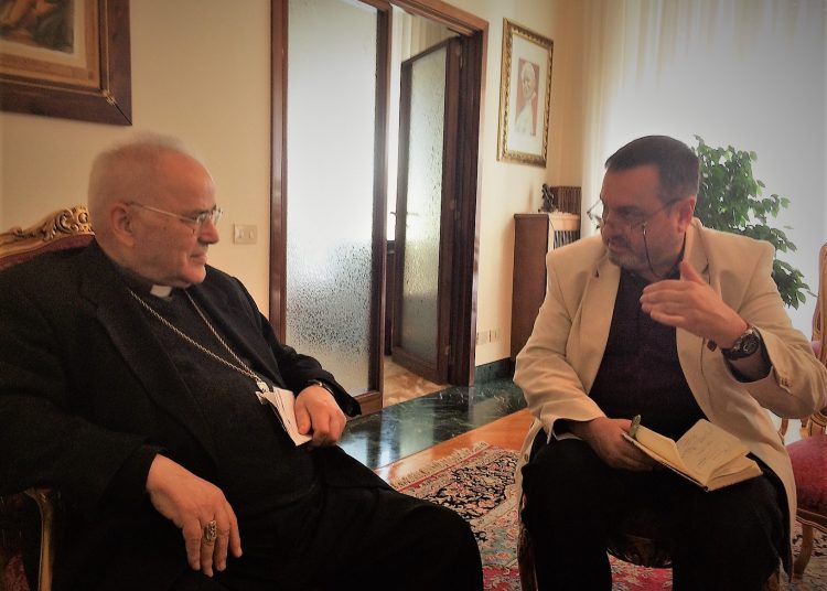 Cardenal Saraiva-Martins en su casa en El Vaticano, durante la entrevista con Jordi Picazo