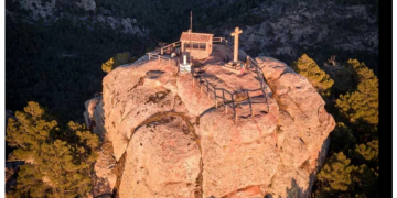 Abogados Cristianos paraliza de nuevo el derribo de una cruz, en este caso en Teruel (España)