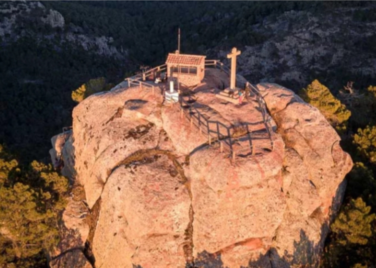 Abogados Cristianos paraliza de nuevo el derribo de una cruz, en este caso en Teruel (España)