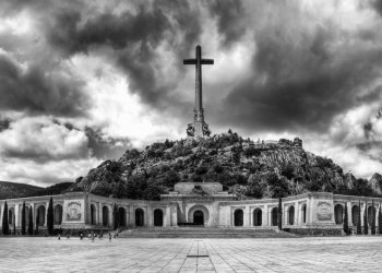 Abogados Cristianos entrega más de 30.000 firmas en la comunidad de Madrid para pedir que se declare Bien de Interés Cultural el Valle de los Caídos