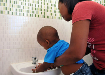 El obispo Joe S. Vásquez pide un apoyo activo a las madres necesitadas