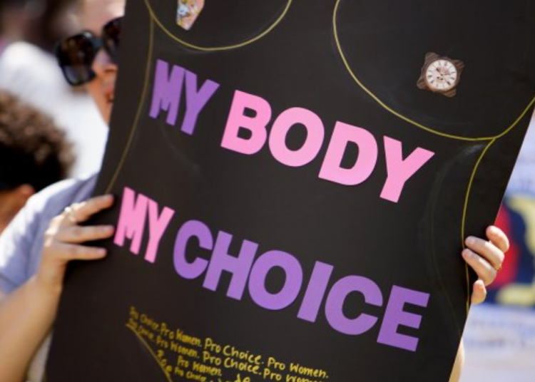 Abogados Cristianos pide la retirada del folleto “¿Cómo abortar en Barcelona si eres joven?” difundido por el Ayuntamiento