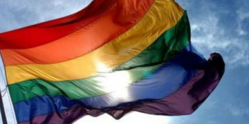 Abogados Cristianos lleva ante la Justicia al Ayuntamiento de Barcelona por discriminación al negarse a colgar la bandera de la familia