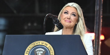 Erika Kirk verzeiht dem Mörder ihres Mannes bei der Gedenkfeier für Charlie Kirk