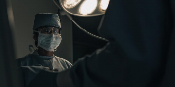 Мужчина подает в суд на медицинских работников за принуждение к трансгендерной идеологии