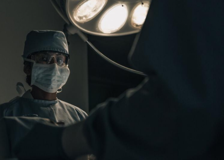 Мужчина подает в суд на медицинских работников за принуждение к трансгендерной идеологии