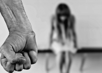 Irlandczyk grozi, że zaciągnie dziewczynę za włosy, aby dokonała aborcji