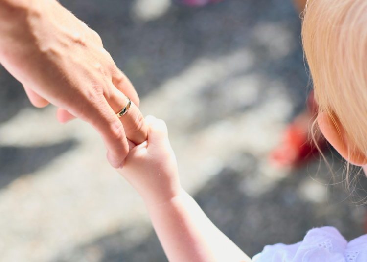 Trío homosexual autorizado a adoptar a un niño en Canadá