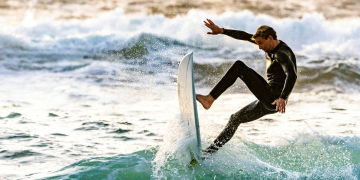 La empresa matriz de Rip Curl se enfrenta a enormes pérdidas financieras por su embajador transgénero