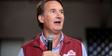 Youngkin signe un décret interdisant aux hommes d’accéder aux espaces réservés aux femmes