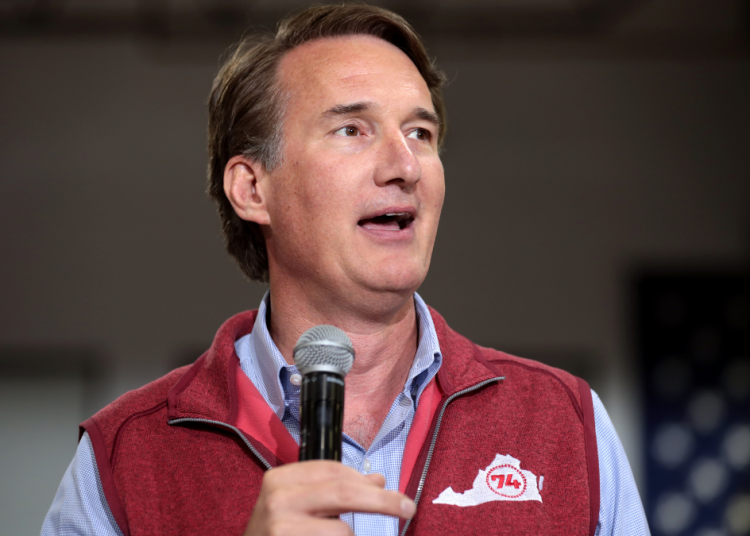 Youngkin signe un décret interdisant aux hommes d’accéder aux espaces réservés aux femmes