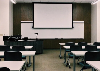 Un documentaire dénonce la prise de contrôle des écoles par la gauche