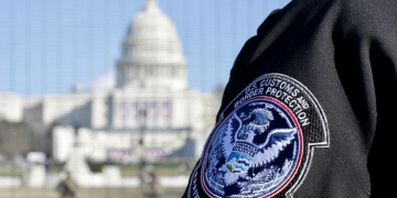 Un izquierdista realiza una extraña exhibición nudista en una protesta contra el ICE