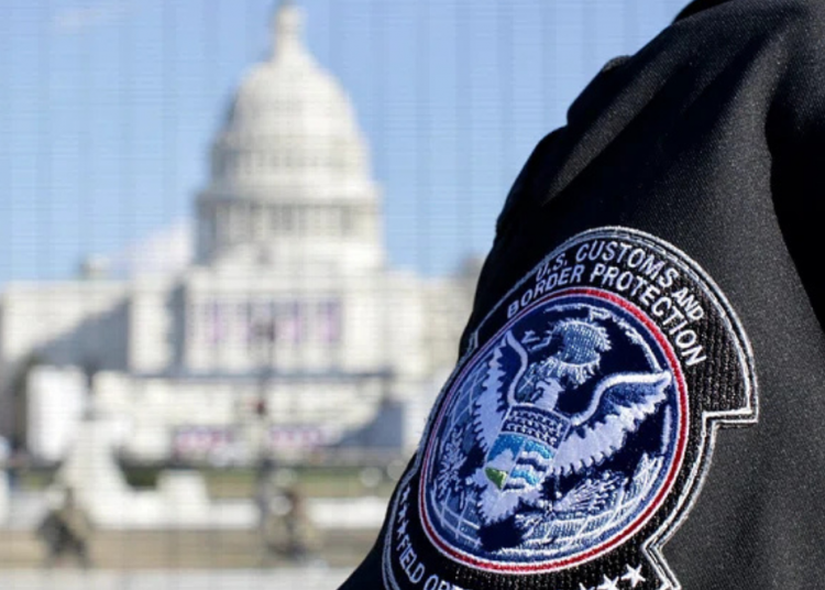 Un izquierdista realiza una extraña exhibición nudista en una protesta contra el ICE