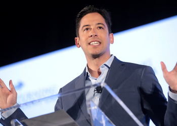 This image was originally posted to Flickr by Gage Skidmore at https://flickr.com/photos/22007612@N05/48514067462 (archive). It was reviewed on 13 August 2019 by FlickreviewR 2 and was confirmed to be licensed under the terms of the cc-by-sa-2.0.