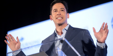 This image was originally posted to Flickr by Gage Skidmore at https://flickr.com/photos/22007612@N05/48514067462 (archive). It was reviewed on 13 August 2019 by FlickreviewR 2 and was confirmed to be licensed under the terms of the cc-by-sa-2.0.