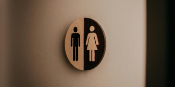 Une ingénieure poursuit son employeur pour avoir autorisé l’usage des toilettes pour femmes par des personnes transgenres