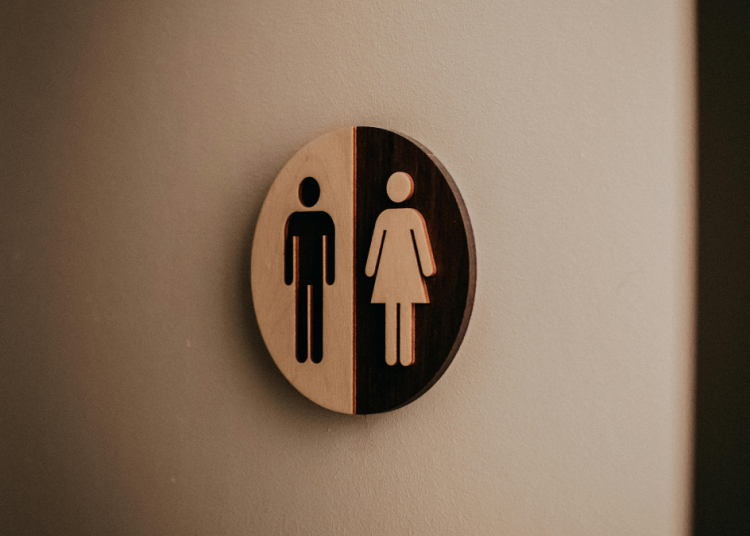 Une ingénieure poursuit son employeur pour avoir autorisé l’usage des toilettes pour femmes par des personnes transgenres