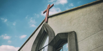 Maine court bans mother from bringing child to church