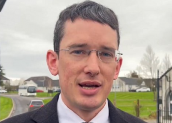 Инок Бёрк игнорирует постановление суда: ирландский учитель возвращается в школу после спора об использовании местоимений