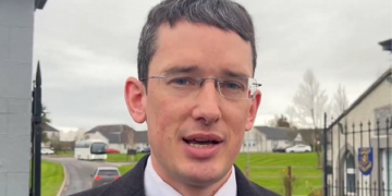 Enoch Burke missachtet Gerichtsbeschluss: Irischer Lehrer kehrt nach Pronomen-Streit an die Schule zurück