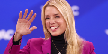 This image was originally posted to Flickr by Gage Skidmore at https://flickr.com/photos/22007612@N05/54349613479. It was reviewed on 25 February 2025 by FlickreviewR 2 and was confirmed to be licensed under the terms of the cc-by-sa-2.0.